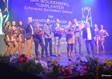 Winnaar Categorie tuinplanten: Van Woudenberg Tuinplanten met de Echinacea 'IFECSSSAL' SunsSeekers Salmon, samen met de andere genomineerden in deze categorie.
